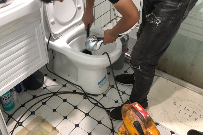 伊州马桶堵塞自己疏通还是找师傅？专业上门服务让你省时更省心