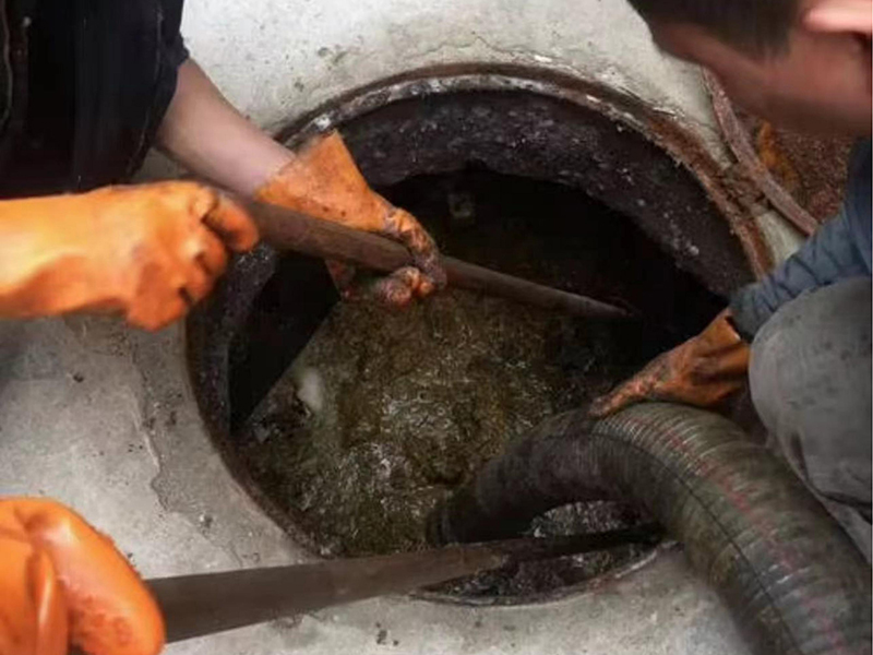 伊州清理化粪池时如何避免沼气的危害？